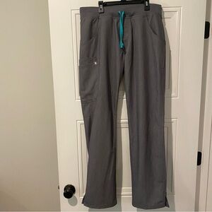 Figs Women’s Kade Cargo Graphite Medium Tall Scrub Pants